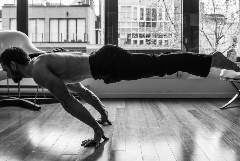 спортсмен ходит на руках спортсмен ходит на руках