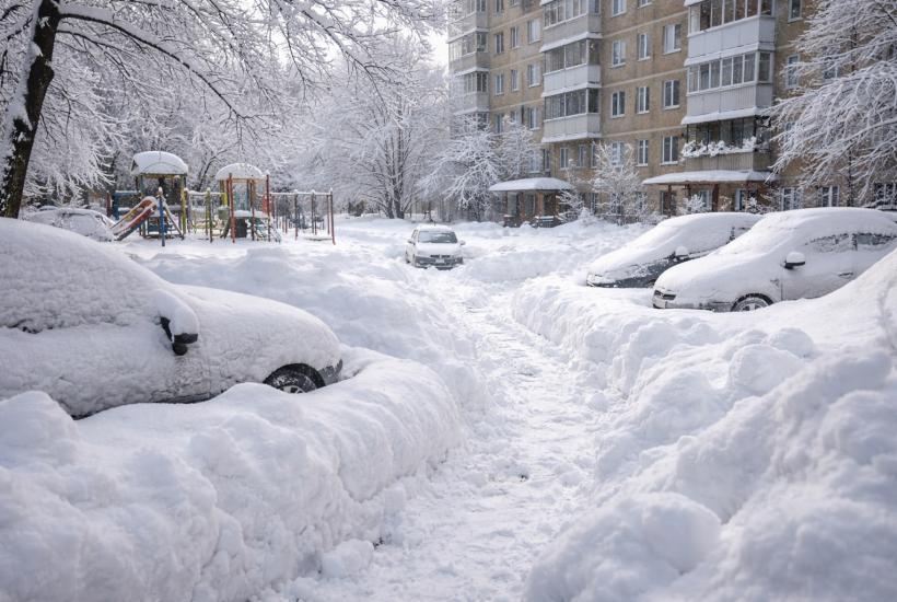 Заснеженный двор