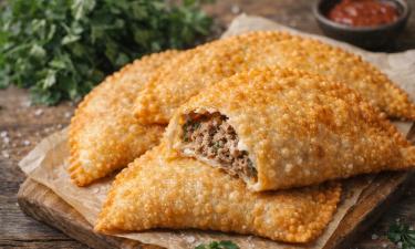 Корочка пузырится, начинка течёт: быстрый способ приготовления идеальных чебуреков