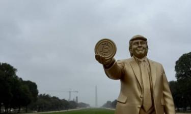 Финансовый символ нового времени? В Вашингтоне появилась необычная статуя Трампа