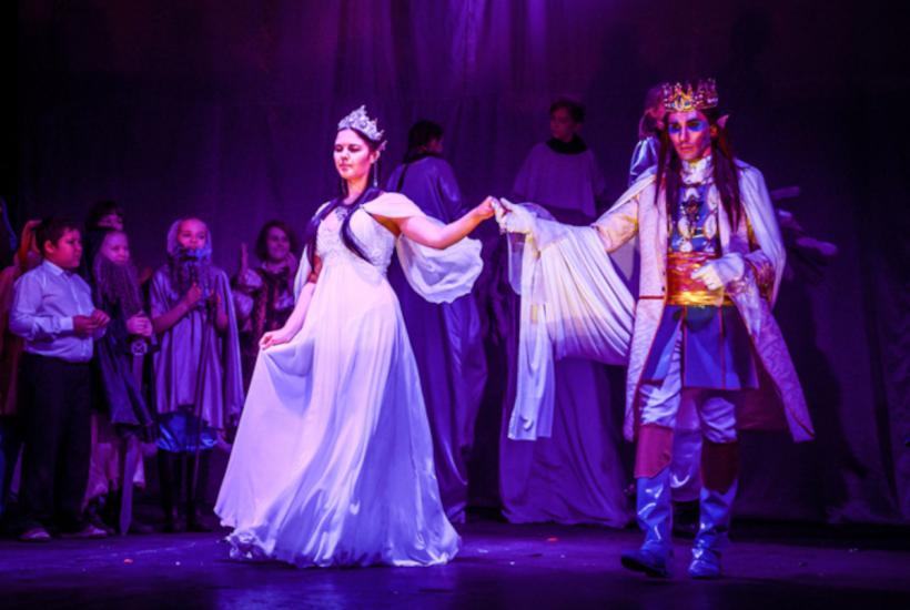 Сцена из спектакля Московского Молодежного Театра Веселые приключения Гендальфа