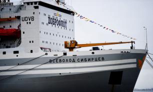 Из иллюминатора самого большого в мире плавучего завода выбросили моряка