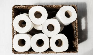 Уксус и туалетная бумага эффективно удаляют известковый налёт в ванной