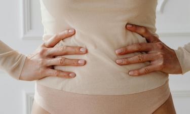 Серо-бежевый маникюр стал основным бьюти-трендом зимы 2025 года — Bovary