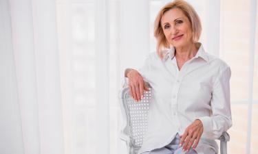 Джинсы и платья: какие наряды помогают выглядеть моложе и стройнее женщинам возраста 50+