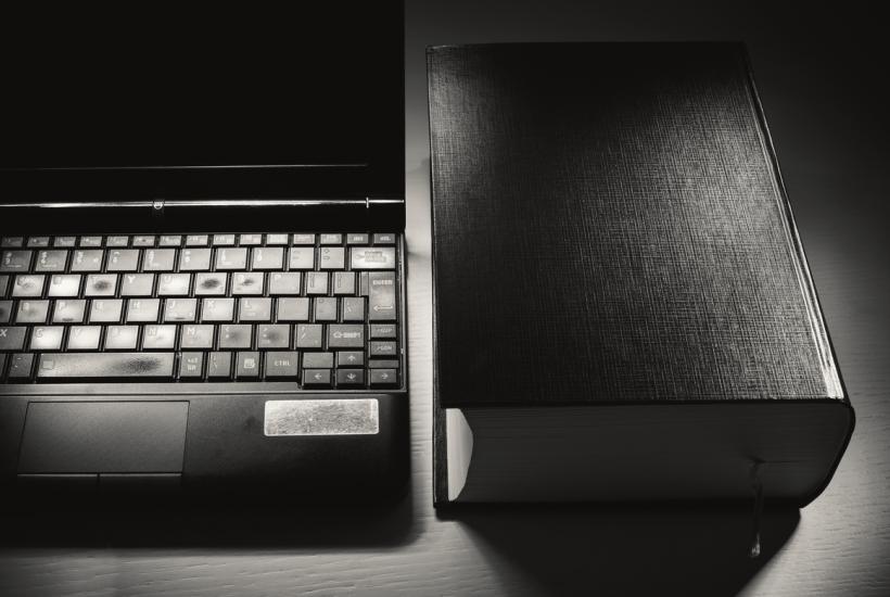 Ноутбук и книга Ноутбук и книга