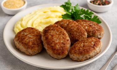 Секрет бабушки: добавьте это в фарш для котлет — и они просто тают во рту