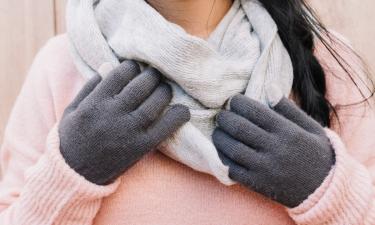 Длинные перчатки до локтя подходят к пальто прямого кроя — стилист Никифорова