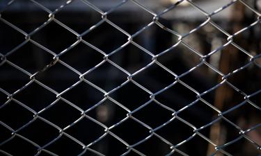 Забор вырос как стена: тропинка к кемеровской школе превратилась в гололедную полосу препятствий для детей