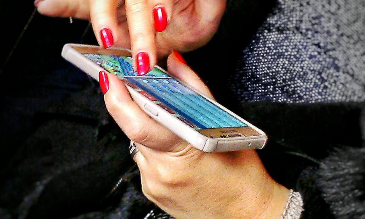 Продажи смартфонов упали до рекордно низких значений по всему миру