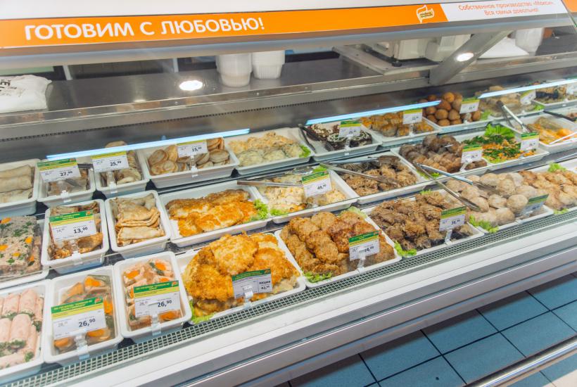 Отдел готовой еды в гипермаркете Макси