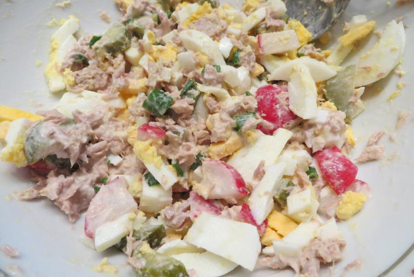 Салат с тунцом, огурцом и яйцами