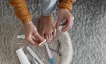 Грибок ногтей отступает не от мазей: простой домашний уход меняет ситуацию за 20 минут