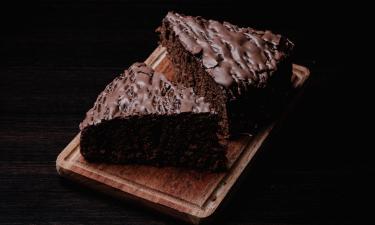 Шоколадный пирог пропитывают тёплым сиропом после выпечки