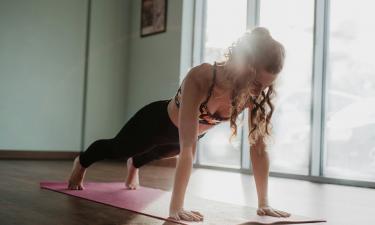 Коврики из каучука обеспечивают лучшее сцепление в асанах — тренеры