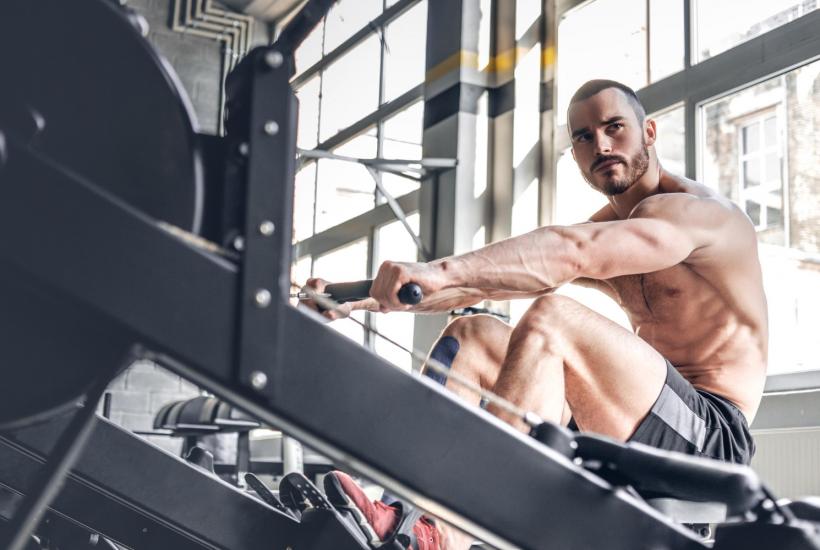 Спортивный мужчина без рубашки тренируется