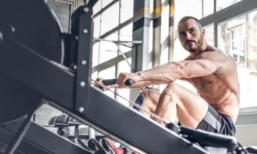 Пользу силовых тренировок для обмена веществ отметила врач Лакхани