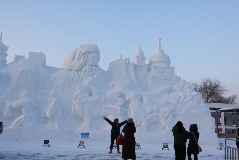 Большие фигуры из снега в Харбине